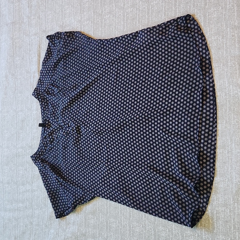 Black and white Banana Republic outlet blouse